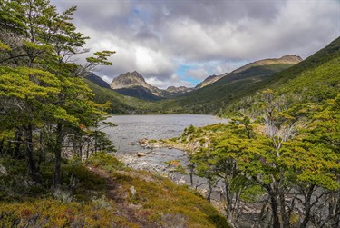 Rodeada de bosque nativo de lenga y coigüe, esta laguna cercana a Puerto Williams ofrece uno de los paisajes más tranquilos y representativos de isla Navarino.